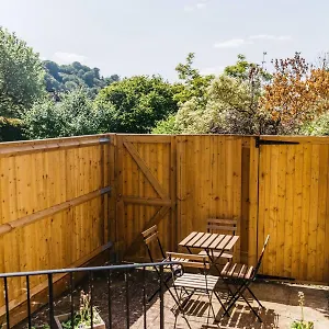 New -bright -fresh - With Parking & For Electric Cars Bath